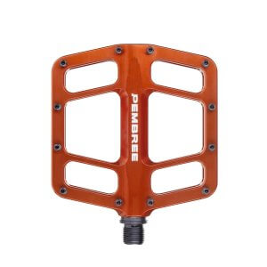 Top-down and profile view of PEMBREE D3A flat mountain bike pedals, showing the CNC-machined recycled aluminum body, 12 adjustable traction pins, and a sleek double-concave platform.