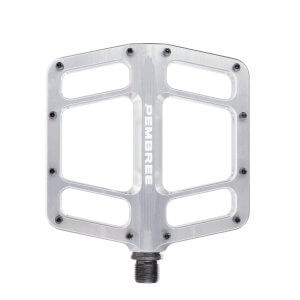 Top-down and profile view of PEMBREE D3A flat mountain bike pedals, showing the CNC-machined recycled aluminum body, 12 adjustable traction pins, and a sleek double-concave platform.